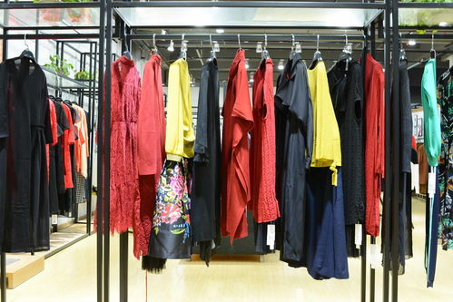 新手服装批发市场进货攻略 如何与品牌折扣服饰批发店主高效打交道